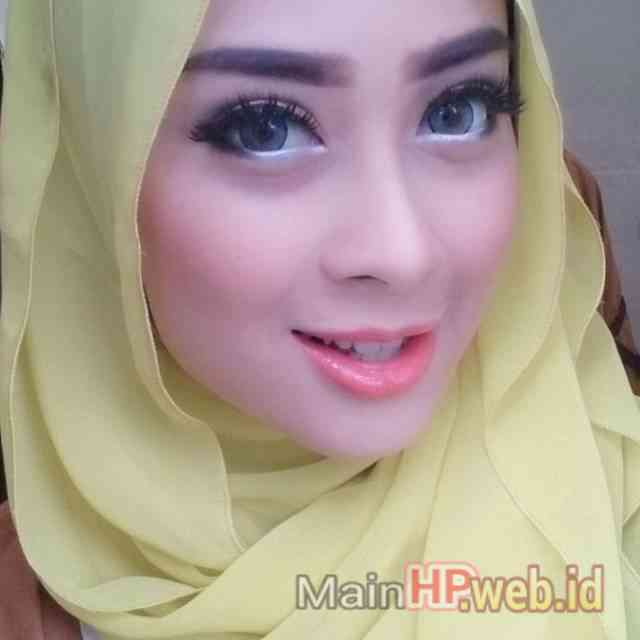 Wanita_Cantik_Berjilbab_MainHP_08.jpg